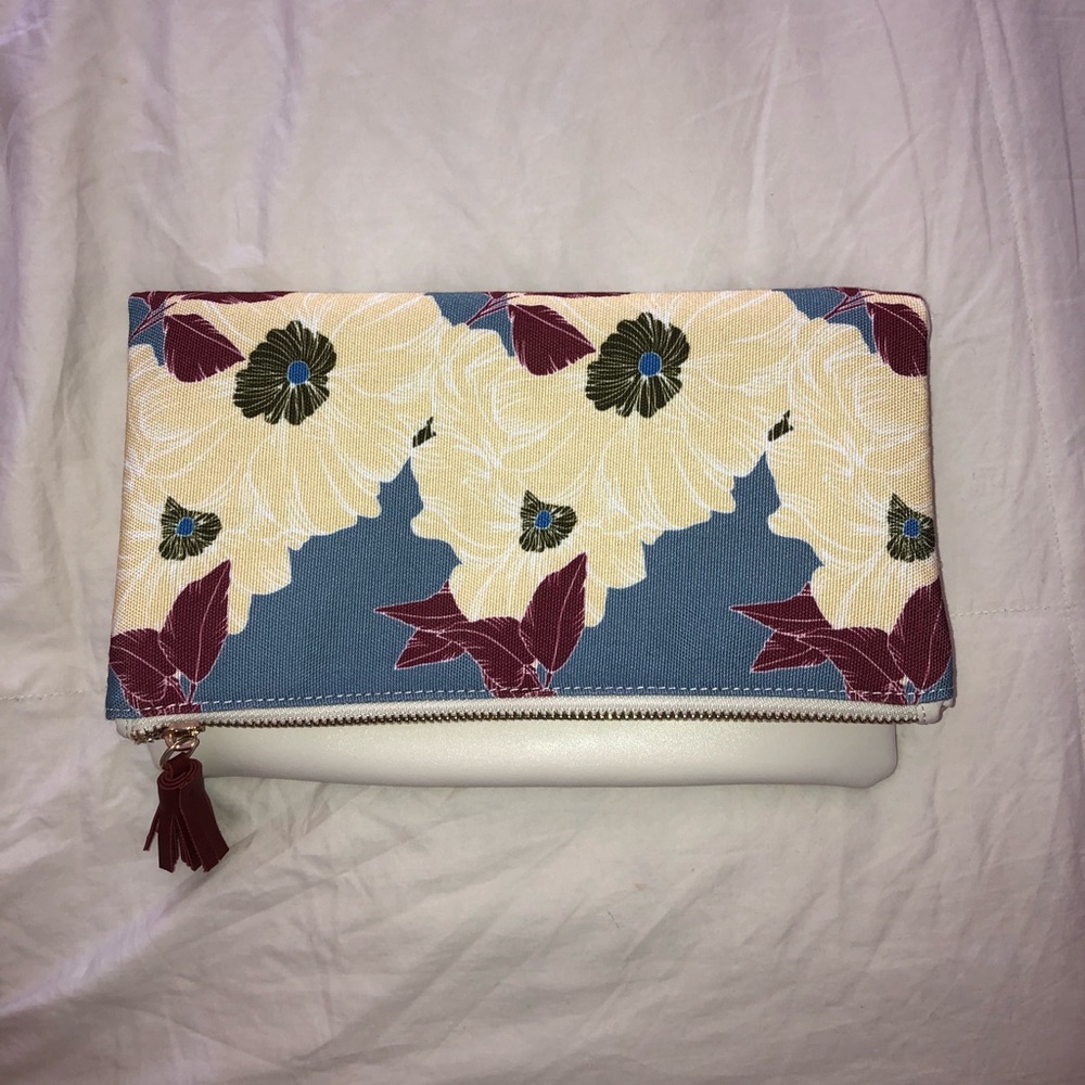 Reversible floral clutch